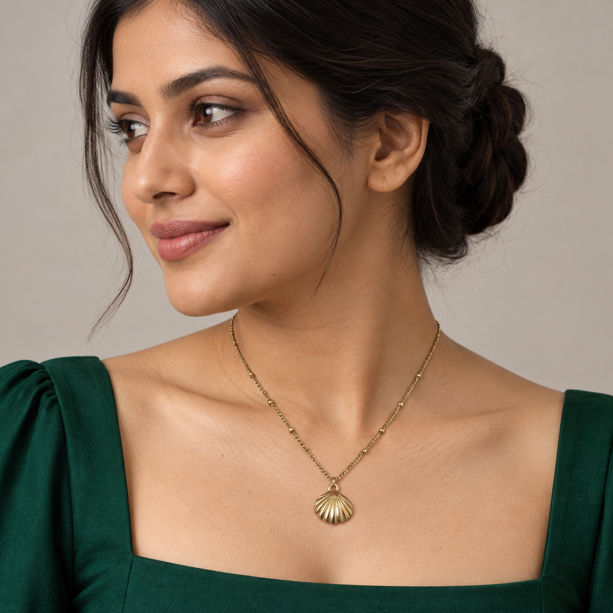 Pearl Shell Necklace - Model
