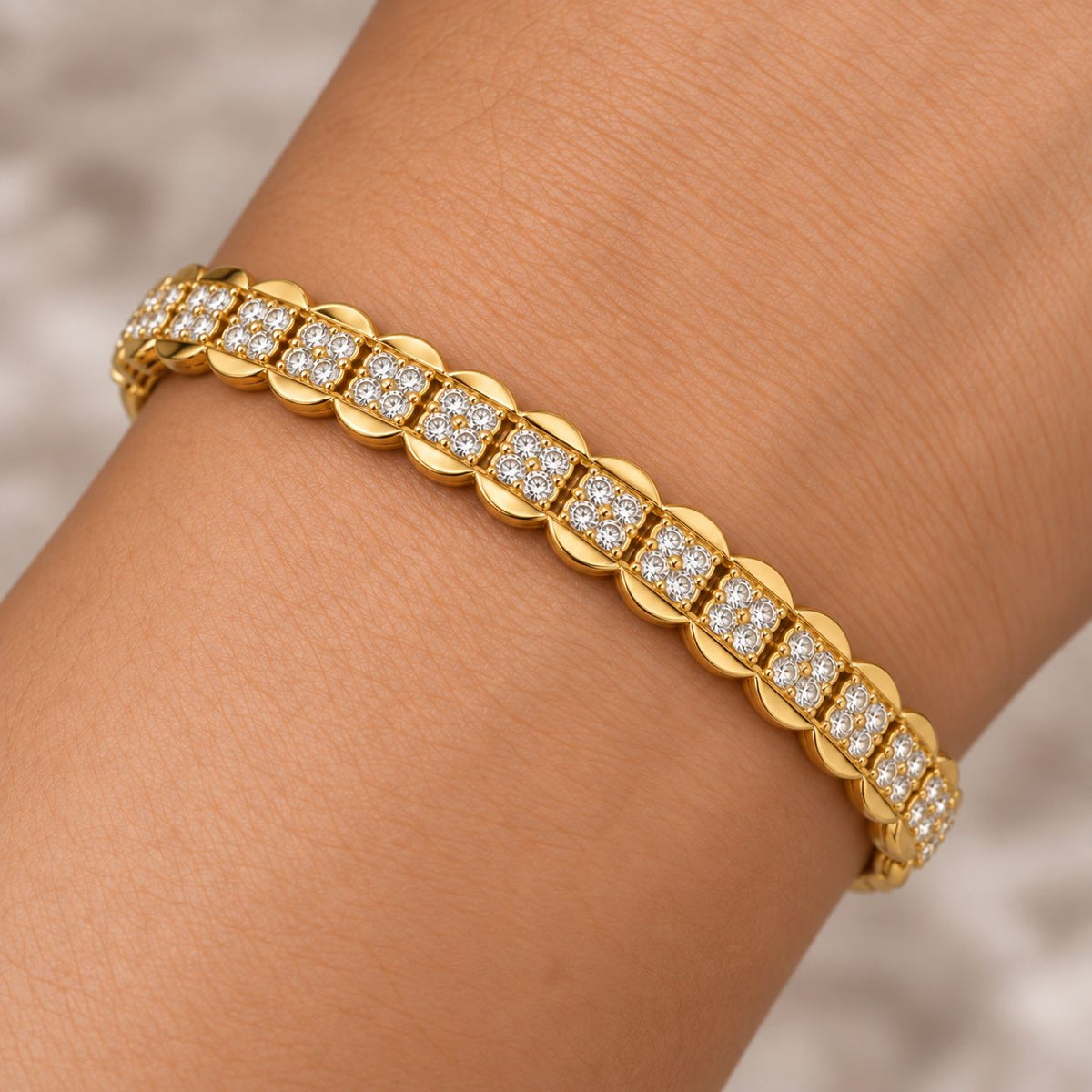 Crystal Scallop Link Bracelet - Macro